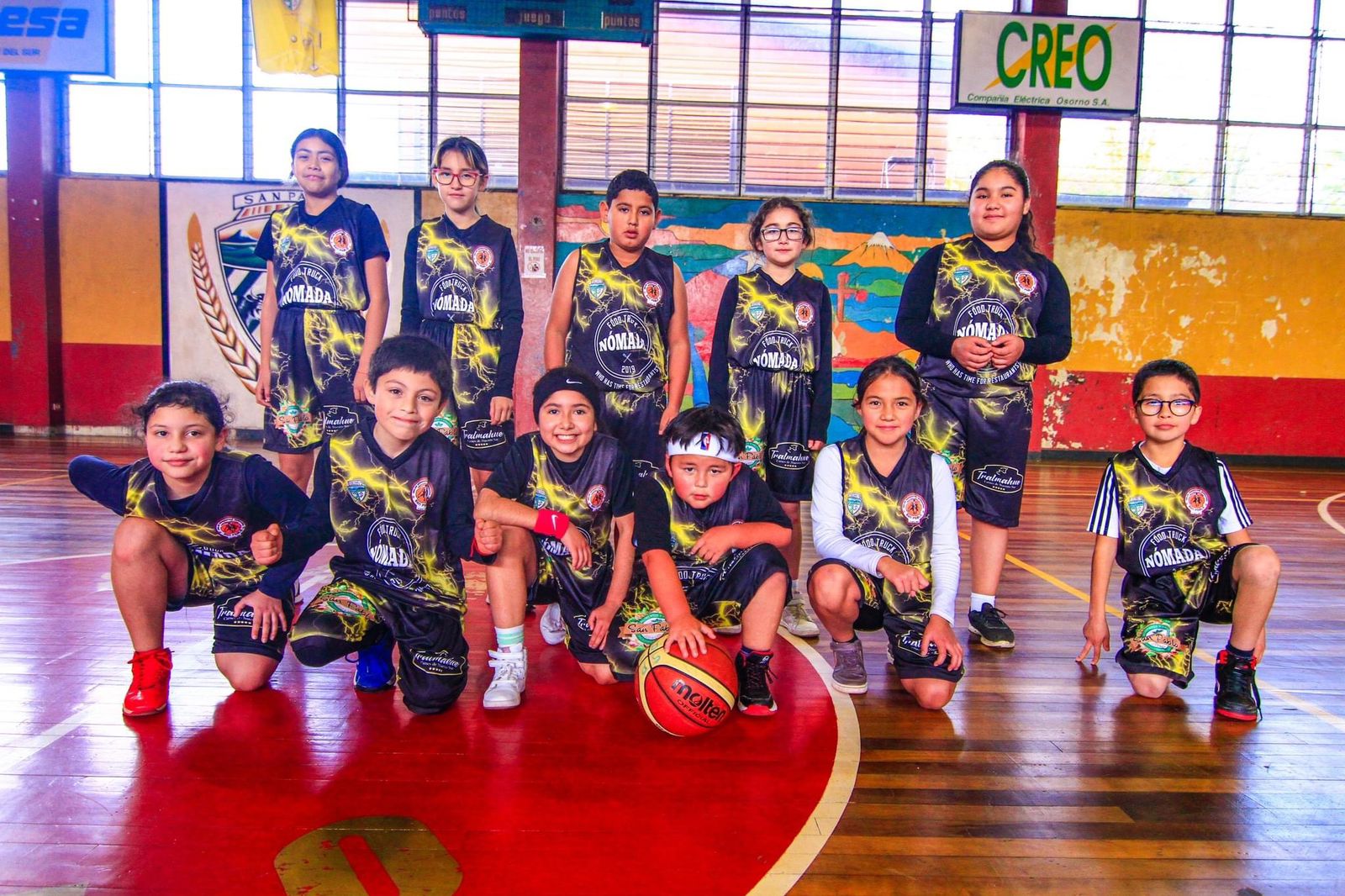 Grupo Proa se pone la camiseta con niños de escuela de básquetbol de Osorno